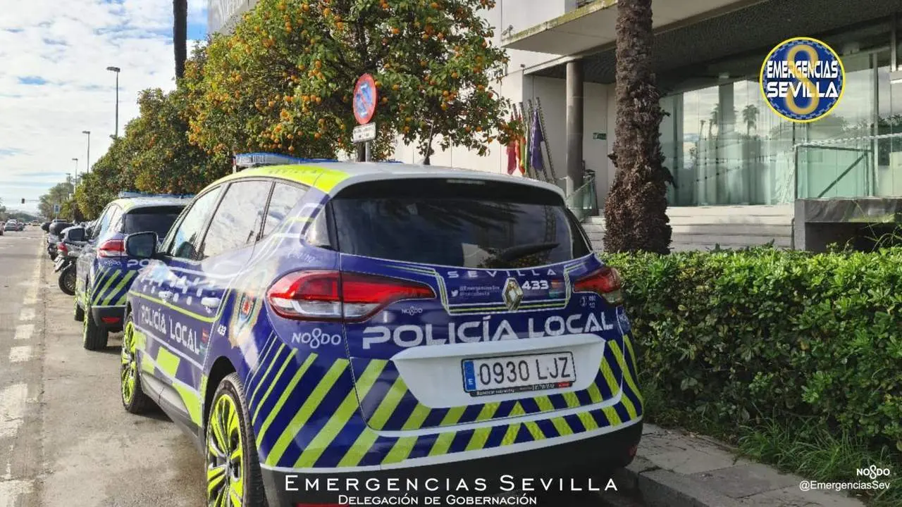 Coche patrulla de la Polic&iacute;a Local de Sevilla. - @EmergenciasSev