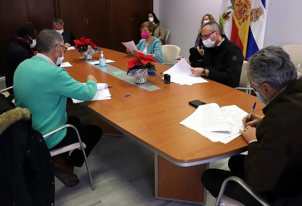 La firma de la entrega de las subvenciones a los cinco colectivos beneficiarios - jerez.es