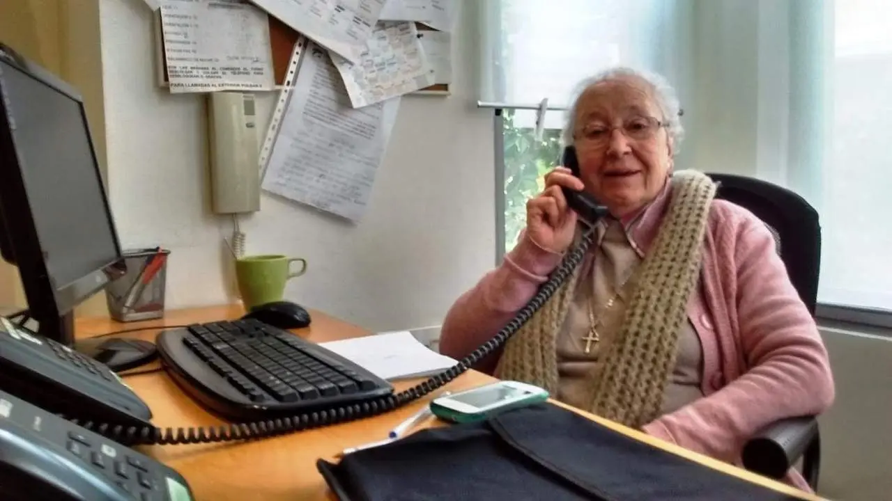 Una de las orientadoras de Tel&eacute;fono de la Esperanza. - TEL&Eacute;FONO DE LA ESPERANZA