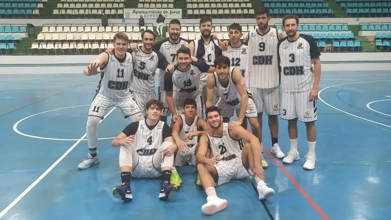 Jugadores del Ciudad de Huelva celebrando la victoria en Jerez. - VH