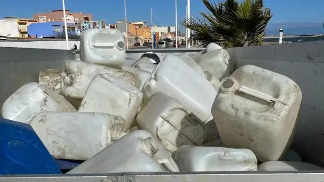 Petacas retiradas de las playas. - A. I.