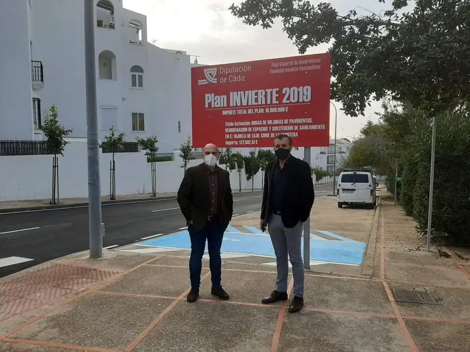 Manuel Chac&oacute;n y Juan Berm&uacute;dez comprueban los resultados en la calle Hijuela de Lojo. - 