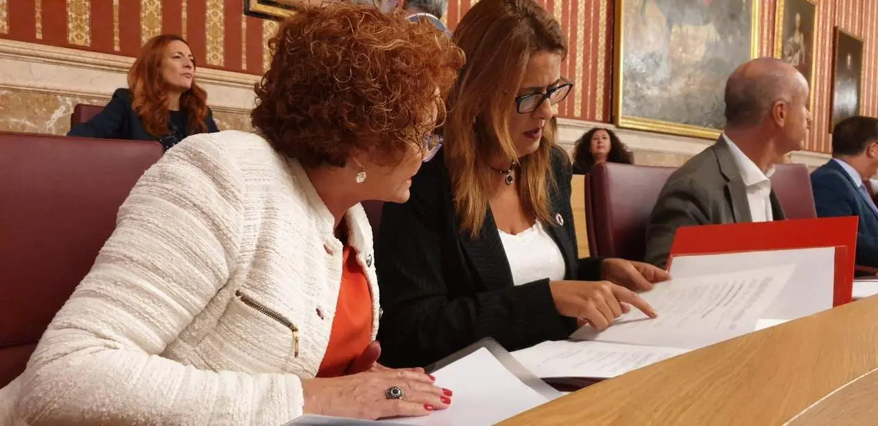 Sonia Gaya con la delegada Adela casta&ntilde;o. - VS