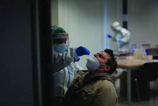 Un paciente haci&eacute;ndose una prueba PCR.  - Europa Press