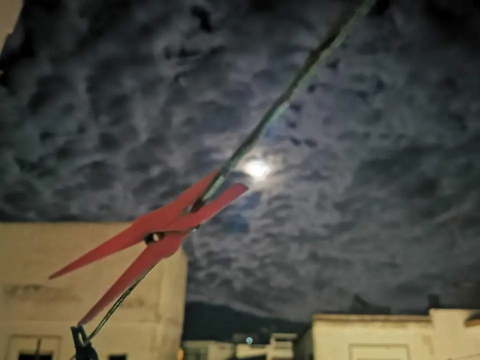 Una noche de luna cogida con pinzas. - Perales