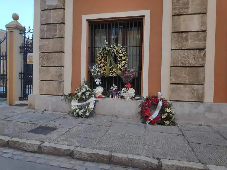 Flores de los amigos y familiares del joven fallecido en el lugar del crimen.  - Oliverio Ruiz