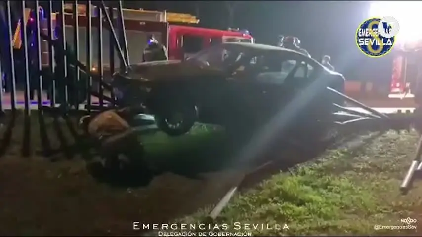 Un joven sin carn&eacute; pierde el control y choca contra la valla de un parque en Sevilla