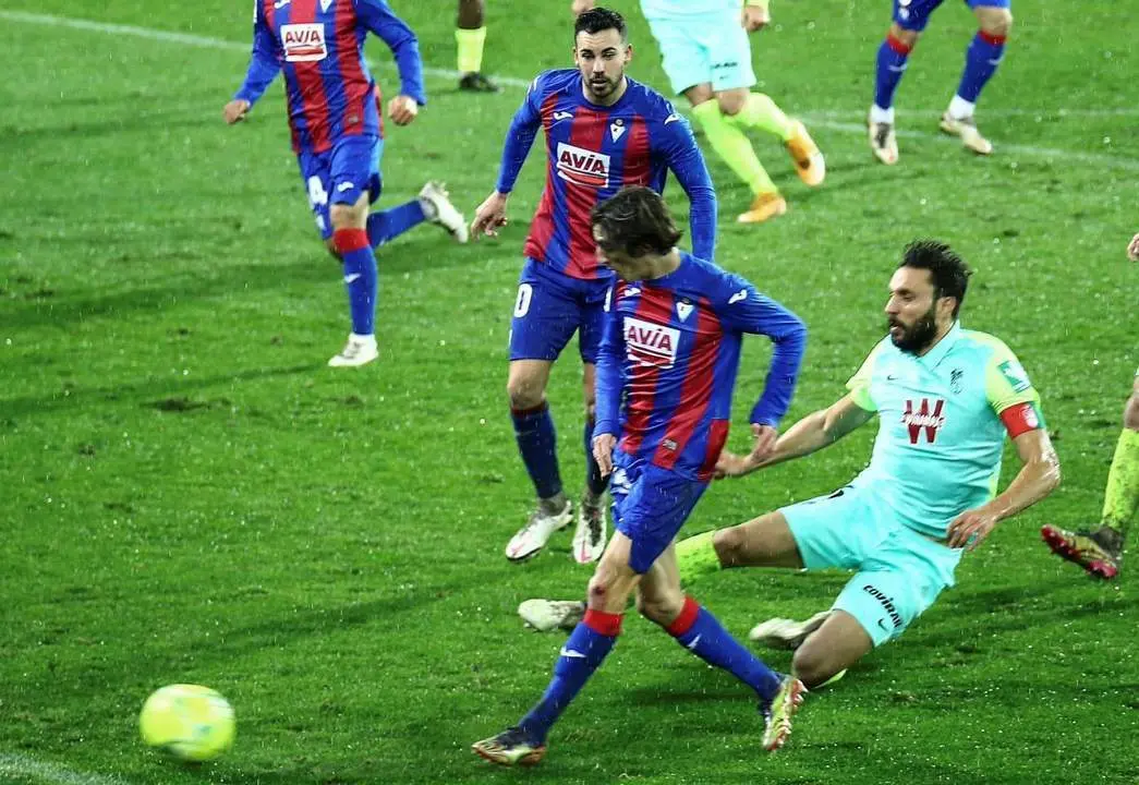 El delantero del Eibar, Bryan Gil Salvatierra en el momento de marcar gol ante el Granada. - EFE/Gorka Estrada