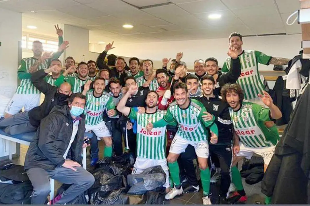 El Atl&eacute;tico Sanluque&ntilde;o celebra el triunfo obtenido en El Rosal - ASCF