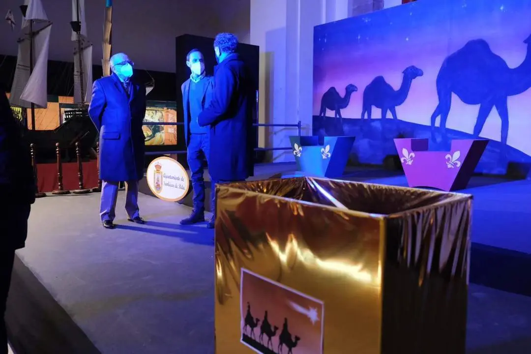 Manuel Lobato, V&iacute;ctor Mora y Jes&uacute;s Villegas en el trono que visitaron - A. I.