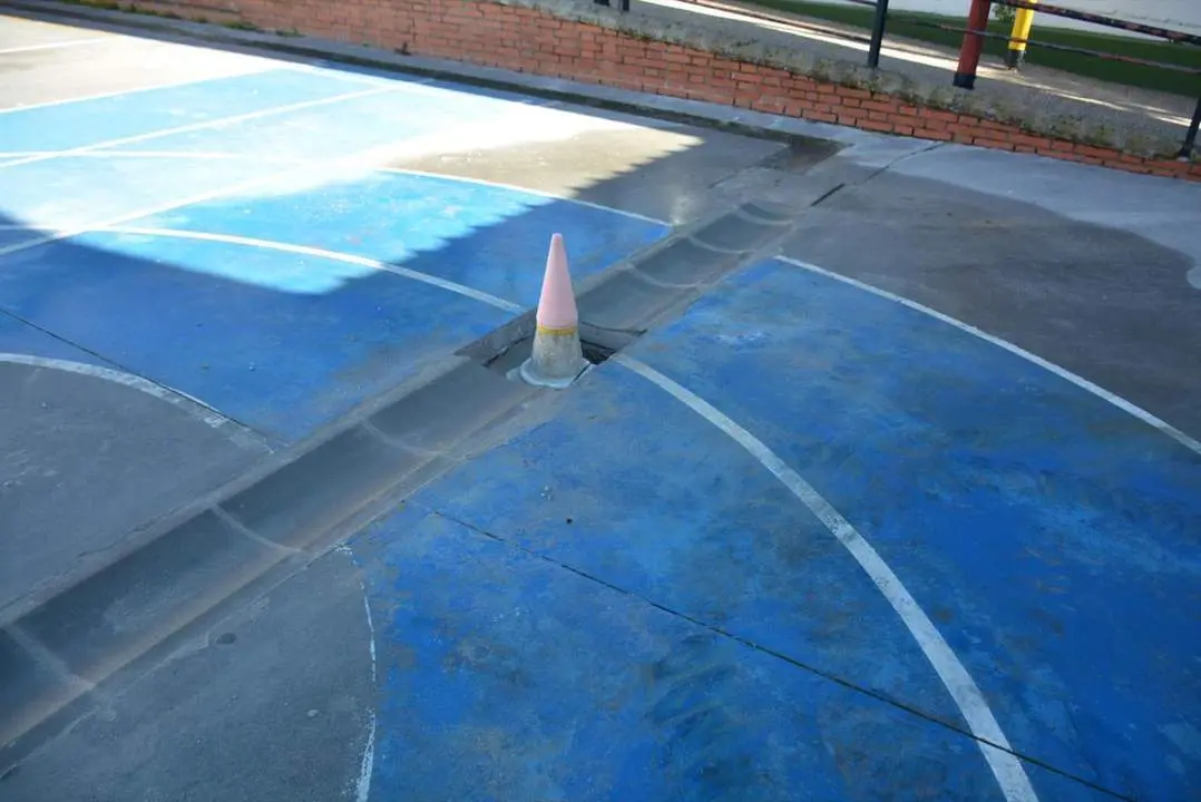 Reparaci&oacute;n en el patio del CEIP San Bernardo de San Roque. - AI