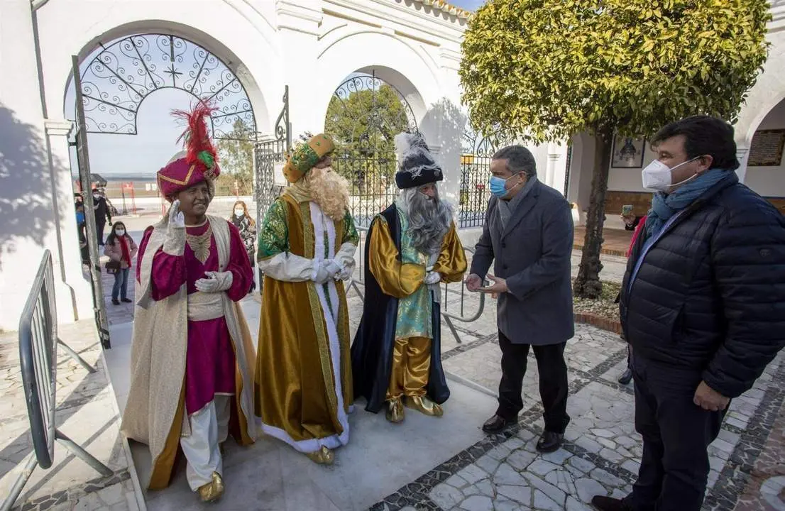 Los Reyes Magos en el Santuario de la Cinta para realizar su ofrenda floral a la patrona de Huelva.  - Europa Press