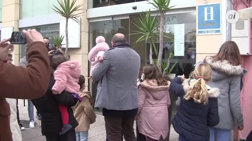 Los Reyes Magos reparten ilusi&oacute;n por toda La Isla en autob&uacute;s descapotable