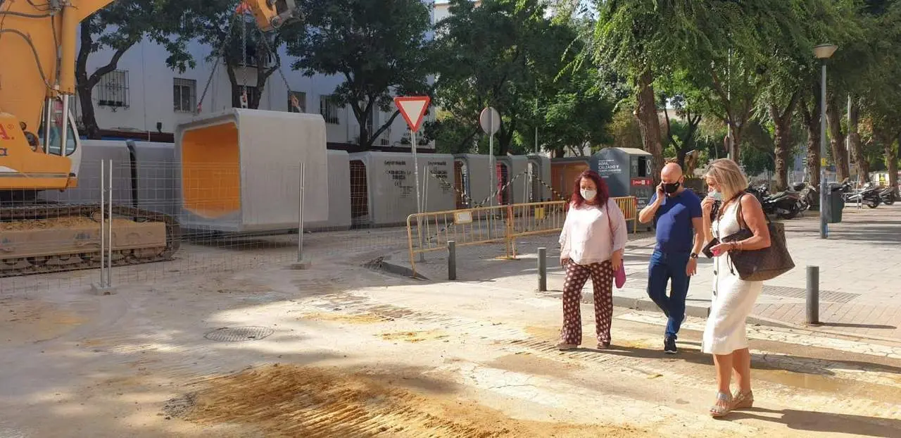 La delegada del distrito Triana-Los Remedios, Encarnaci&oacute;n Aguilar, en el barrio. - Ayto