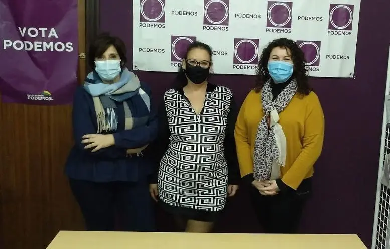 Cristina Maldonado, Silvia G&oacute;mez y Mar&iacute;a &Aacute;ngeles Fuentes, de Podemos Los Barrios. - AI