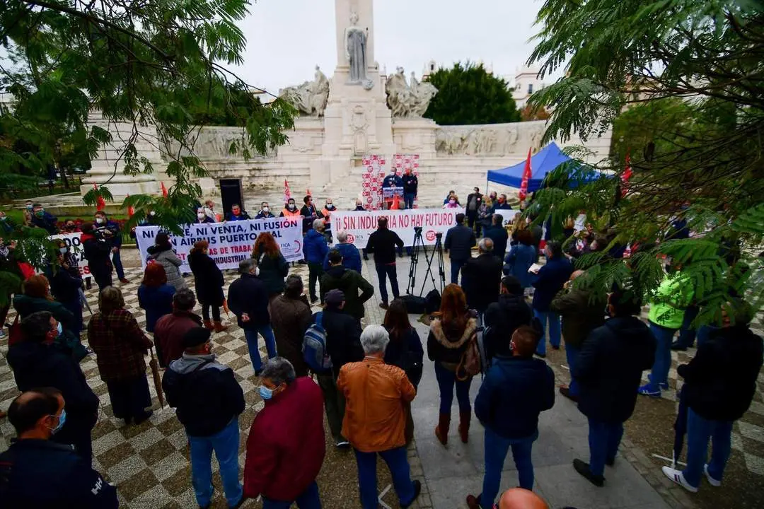 UGT ha movilizado a m&aacute;s de 300 personas en C&aacute;diz contra el desmantelamiento de la industria en la provincia. - Eulogio Garc&iacute;a