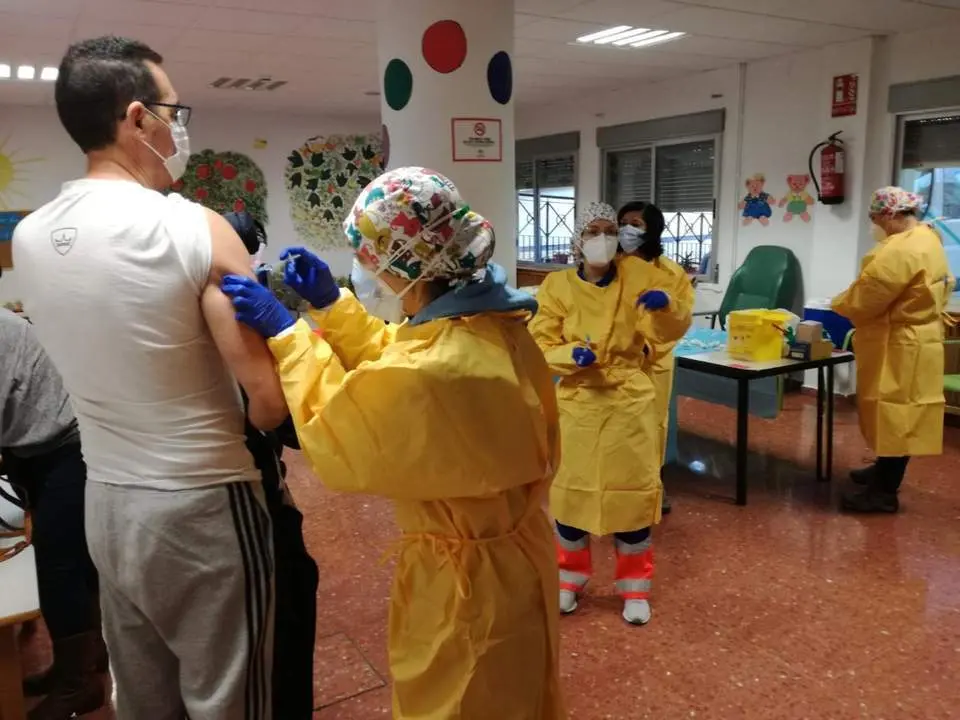 Vacunaci&oacute;n contra la Covid en un centro de mayores - efe