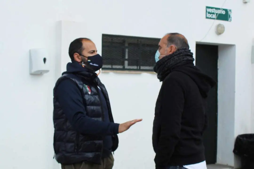 Salva Ballesta y Romerito conversan tras la grada principal de El Palmar antes del partido - Ra&uacute;l J. Bustillos