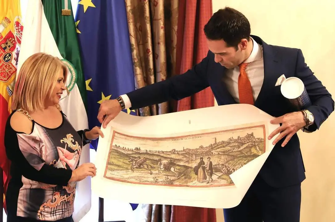 La alcaldesa junto a Ismael Jordi durante el acto de reconocimiento - jerez.es