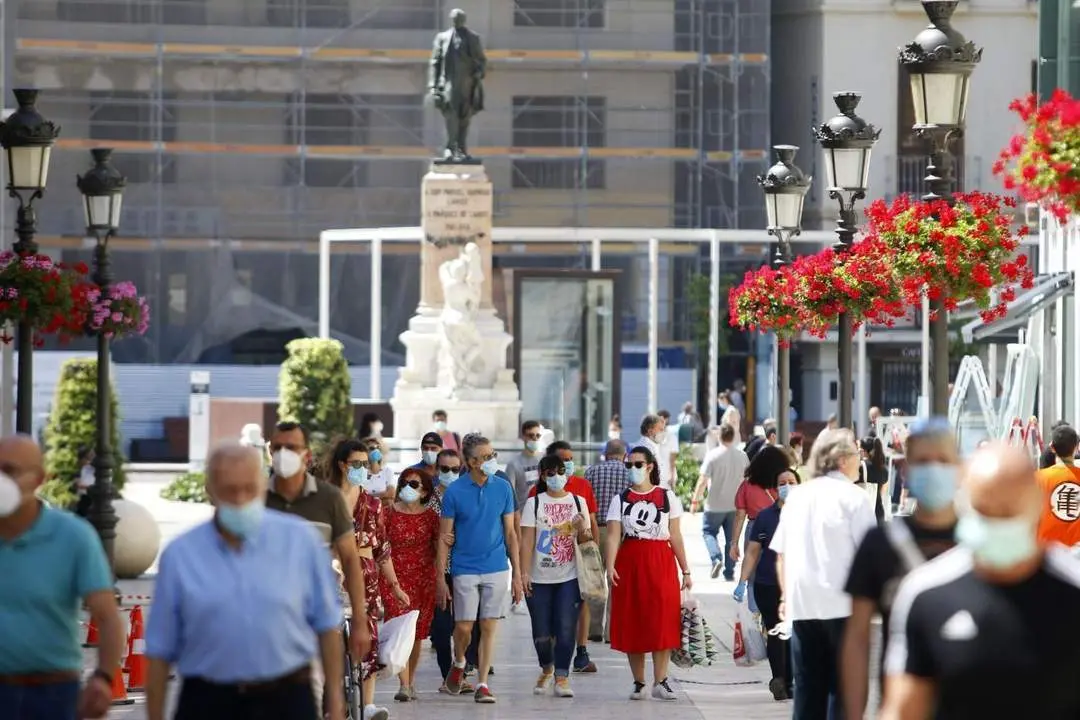Gente en la plaza de la Marina con Calle Larios. - &Aacute;lex Zea/Europa Press