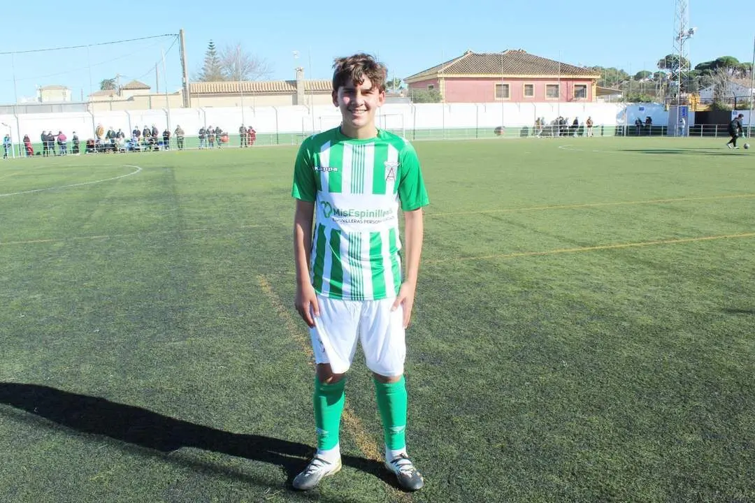 Carlos, centrocampista del equipo infantil A del Atl&eacute;tico Sanluque&ntilde;o - Ra&uacute;l J. Bustillos