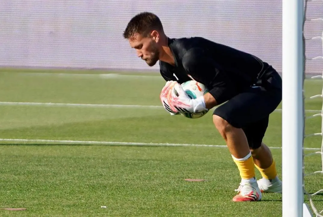 El guardameta checo del Sevilla, Tomas Vaclik, bloca una pelota. - sfc