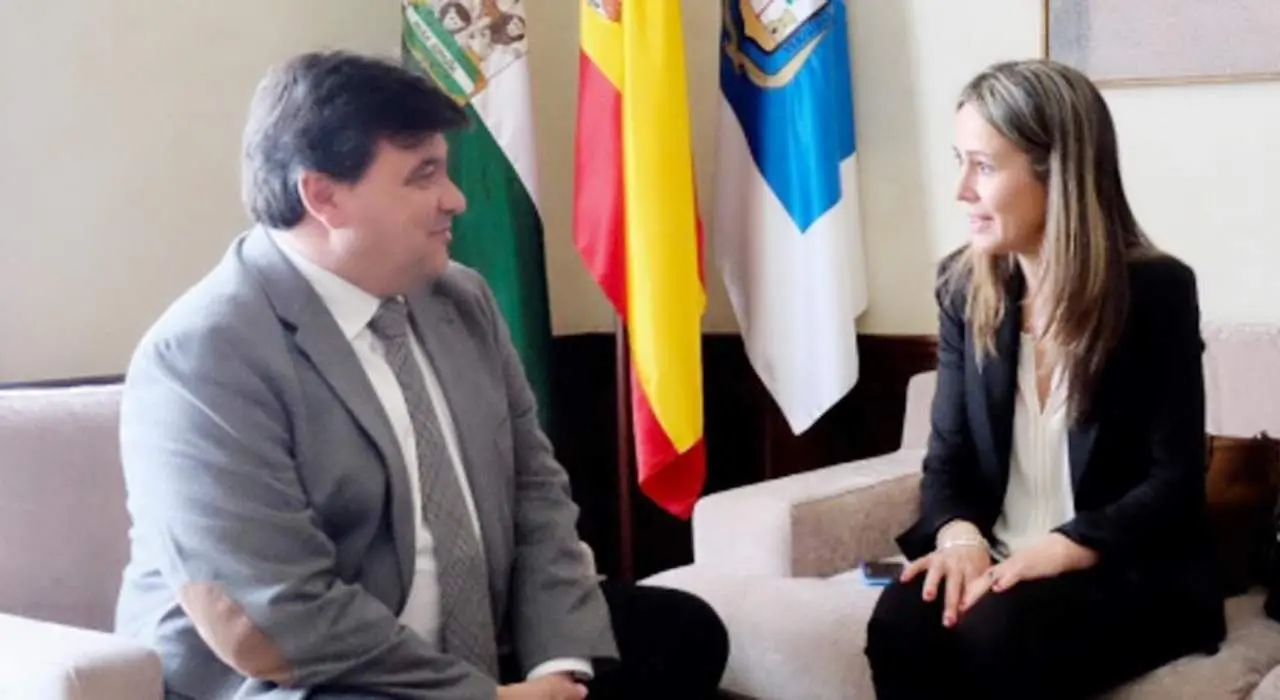 El alcalde y la delegada del Gobierno andaluz en Huelva. - VH