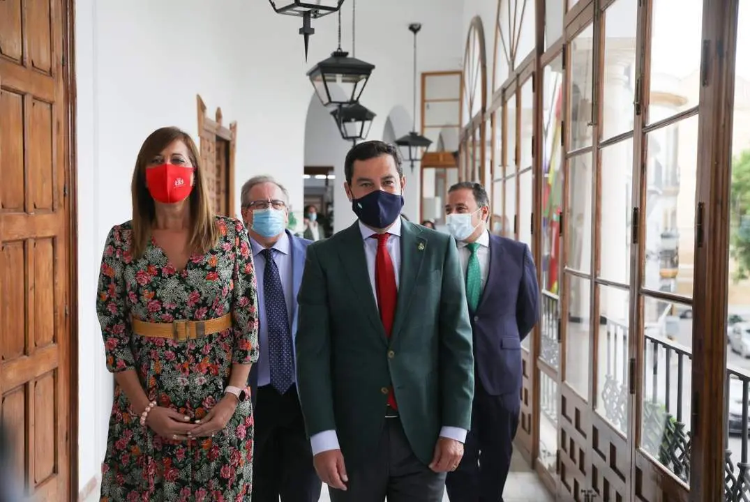 Imagen de archivo de la alcaldesa de Osuna, Rosario And&uacute;jar, con el presidente de la Junta, Juanma Moreno. - EP