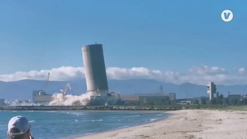 Lafarge Holcim derriba con una explosi&oacute;n un silo de 78,5 metros de alto en Los Barrios