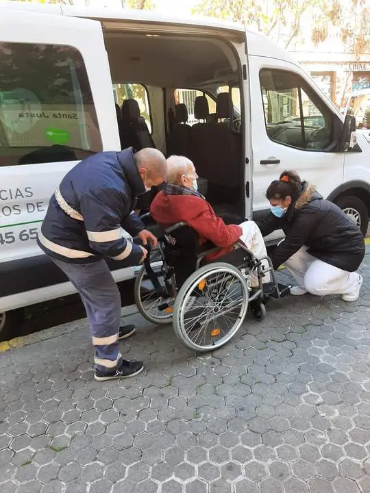 Residentes del centro que sali&oacute; ardiendo en la noche de Reyes. - EP