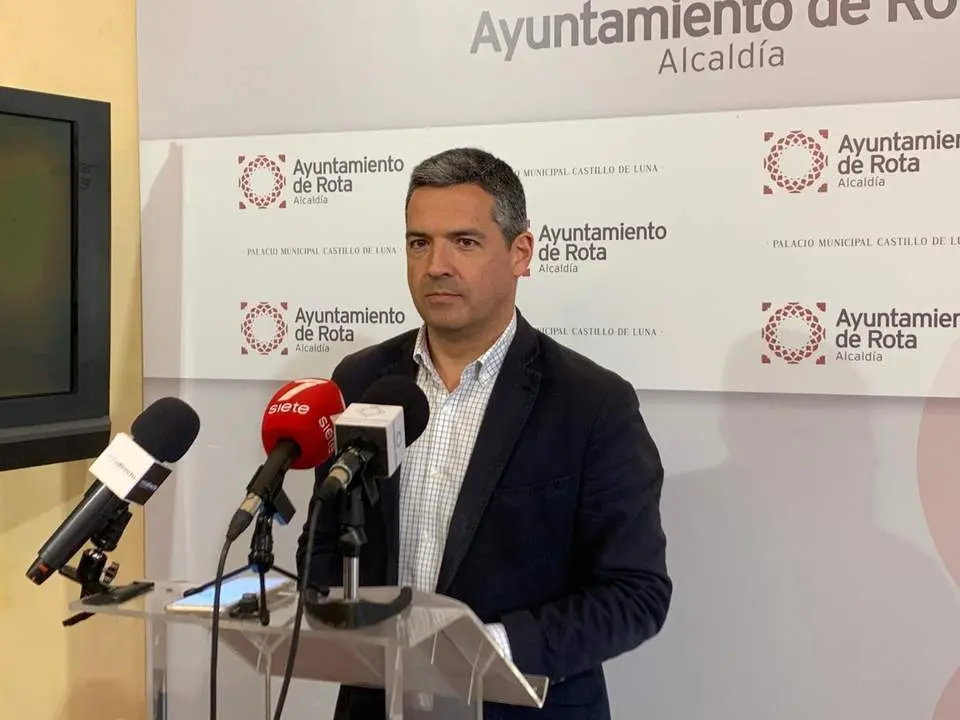 Foto de archivo del alcalde de Rota, Javier Ruiz Arana, durante una rueda de prensa - A. Bernal