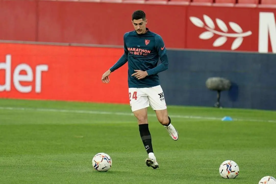 El canterano del Sevilla, Carlos Fern&aacute;ndez, durante el calentamiento previo al duelo ante Osasuna de la pasada jornada. - sfc