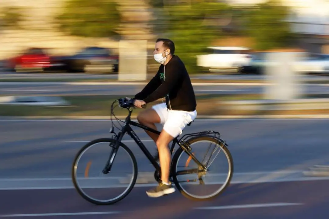 Practicando deporte al aire libre en M&aacute;laga. - &Aacute;lex Zea/EP