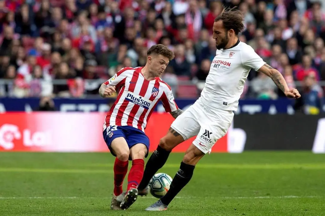 El mediocentro sevillista , Gudelj, comete una falta sobre Trippier, futbolista del Atl&eacute;tico de Madrid.  - efe