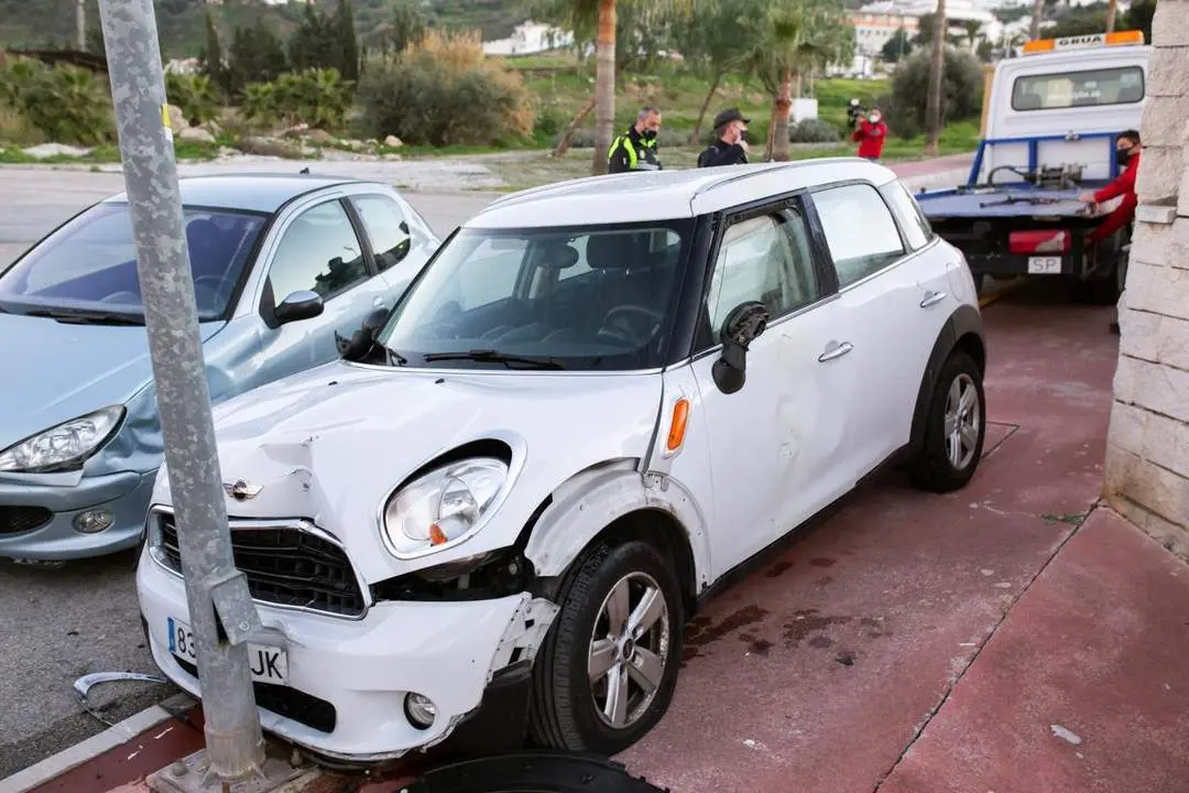 Las dos mujeres han salido del coche que circul&oacute; sin control. - EFE/Carlos D&iacute;az