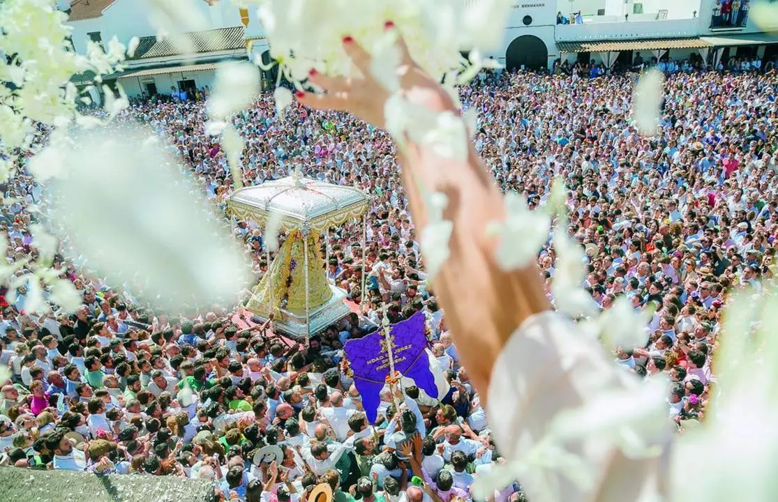 La Virgen del Roc&iacute;o en su salida en la aldea. - Cristo Garc&iacute;a