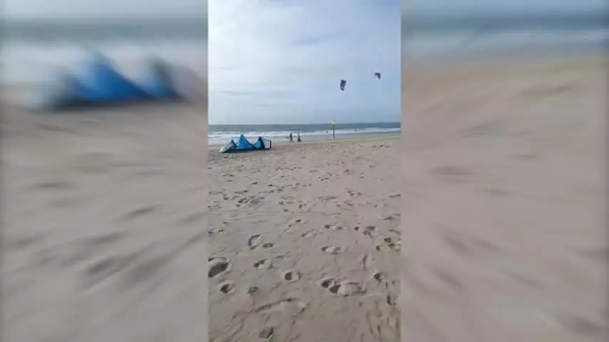 SOS en la playa de Camposoto por una viga de hierro convertida en una trampa mortal