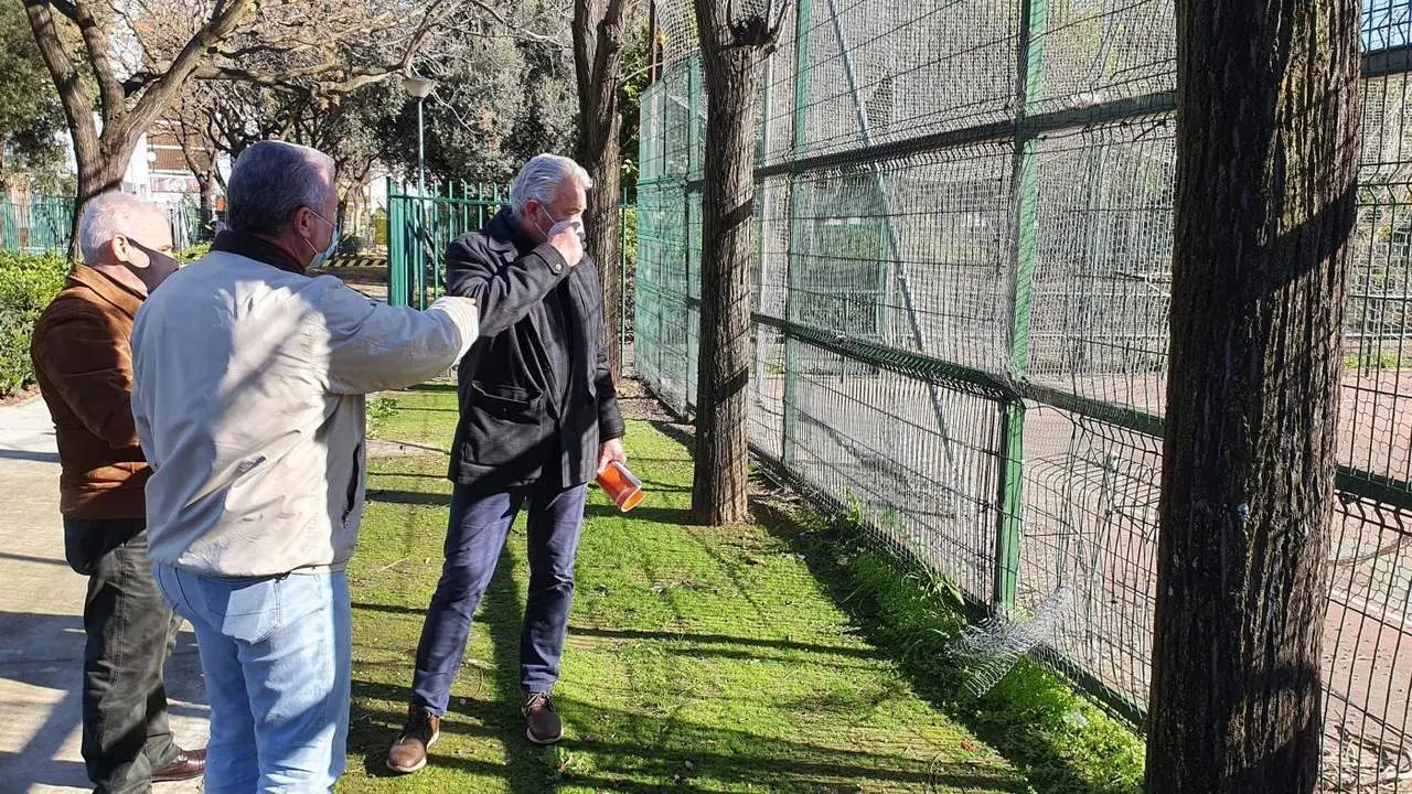 Miguel &Aacute;ngel Aumesquet, durante una visita a la pista deportiva del barrio de San Diego. - Cs