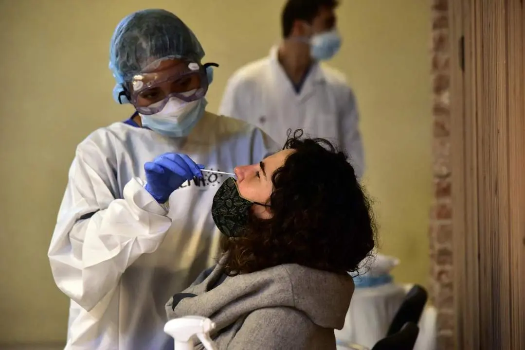 Una persona se somete a una prueba de ant&iacute;genos para comprobar si tiene Covid 19 o no. - Europa Press