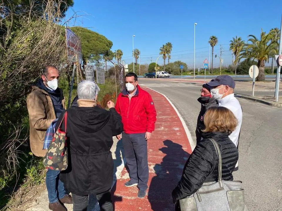 curro Mart&iacute;nez con los vecinos de valdelagrana. - Viva