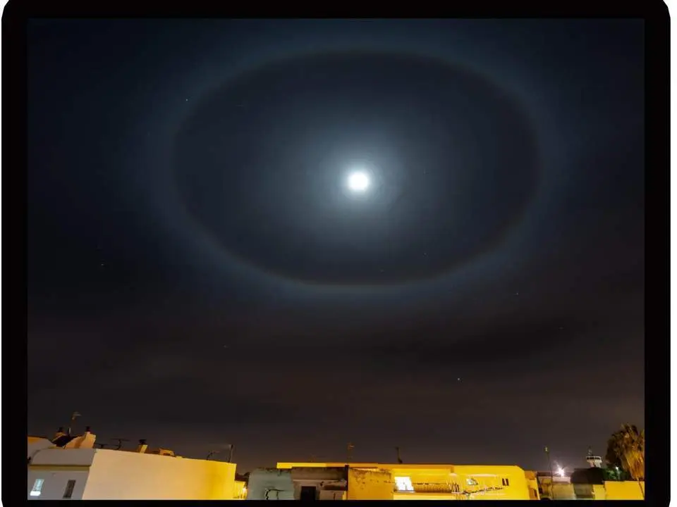 As&iacute; se ve&iacute;a el s&uacute;per halo lunar el pasado domingo desde la Calle Barrameda  - Bienve Barba