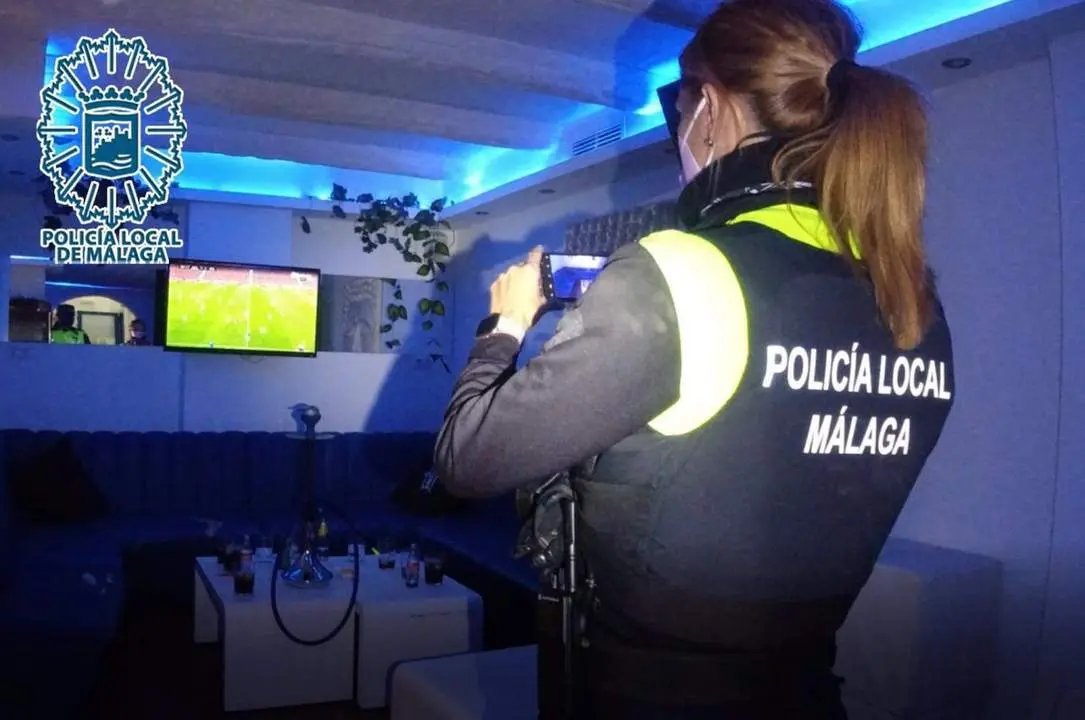 Agente en un local con cachimbas M&aacute;laga (archivo) - Polic&iacute;a Local