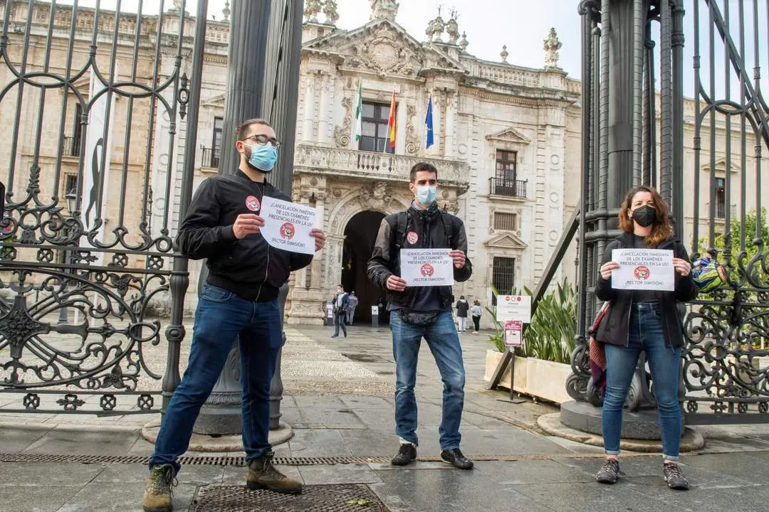 Rueda de prensa del Sindicato de Estudiantes a las puertas del Rectorado de la US. - EFE