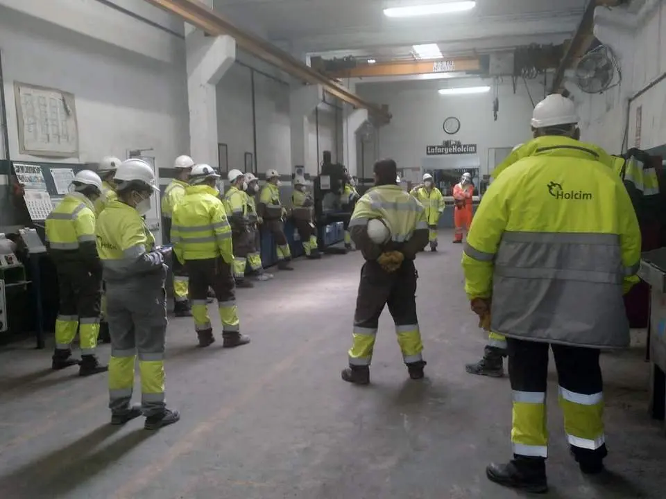 Trabajadores, reunidos en la planta de Holcim.  - Andaluc&iacute;a Informaci&oacute;n