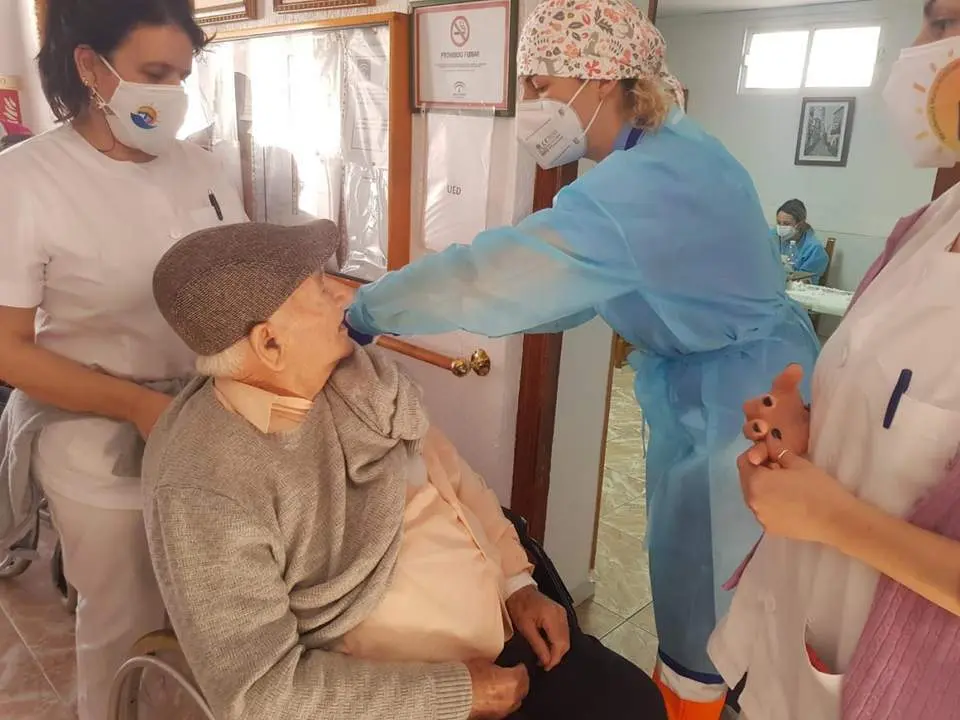 Vacunaci&oacute;n en la residencia de Punta Umbr&iacute;a. - VH