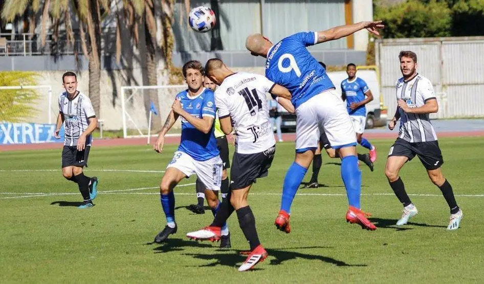 Imagen del partido que ambos equipos disputaron en el Estadio Municipal de Chap&iacute;n. - xerezdfc.com