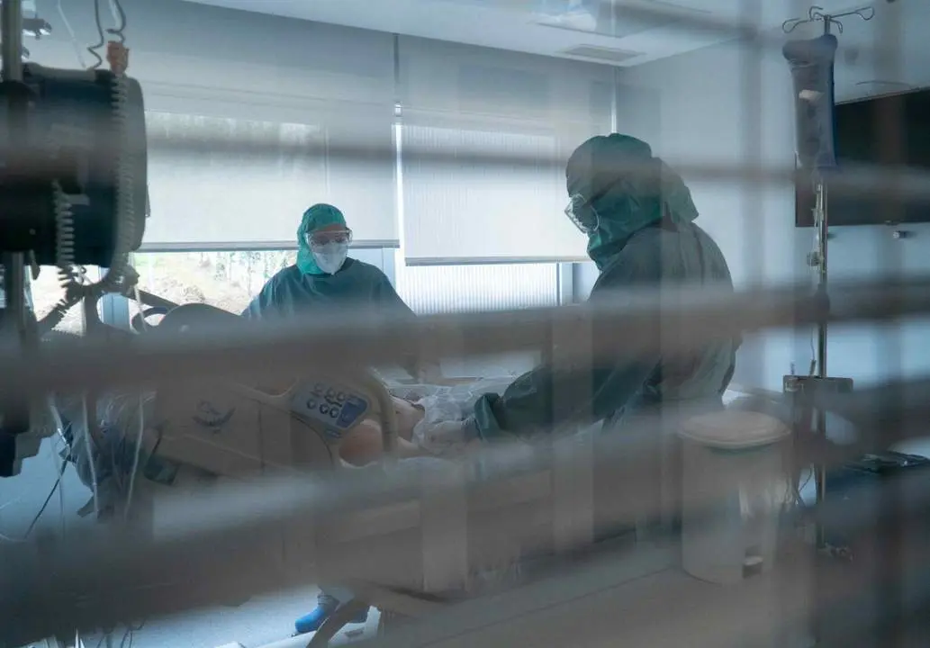 Sanitarios protegidos contra el Coronavirus. - EP