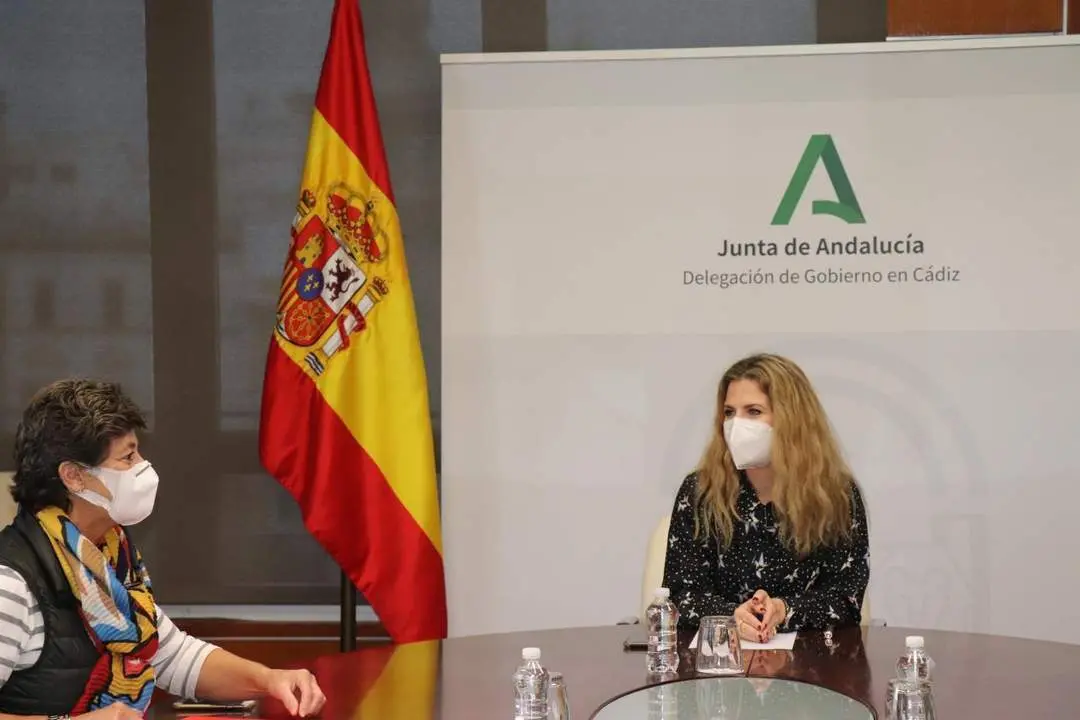 Ana Mestre, en una reuni&oacute;n con la presidenta del  Colegio de Veterinarios de C&aacute;diz. - Europa Press