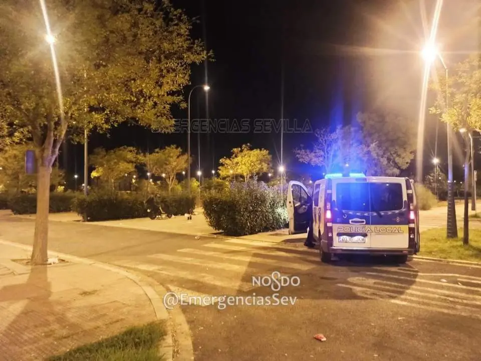 Una actuaci&oacute;n de la Polic&iacute;a Local en una botellona. - @EmergenciasSev