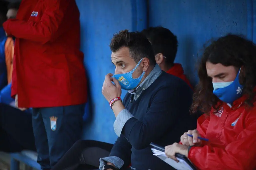 Joaqu&iacute;n Poveda, en el banquillo de La Juventud durante el partido frente al Antoniano. - Cristo Garc&iacute;a